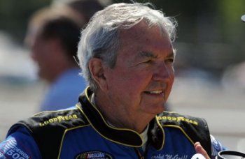 90-годишен пилот стартира в NASCAR! - видео