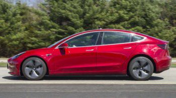 Consumer Reports откри сериозни проблеми в Tesla Model 3