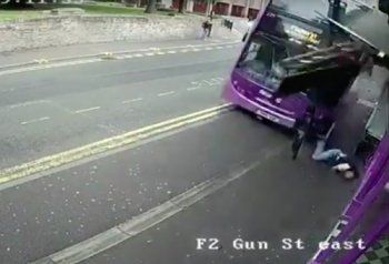 Какво прави един мъж блъснат зверски от двуетажен автобус? (Видео)