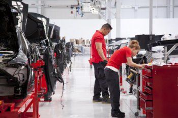 Tesla съкраща 9% от работниците си