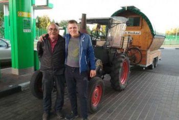 Пенсионер с трактор и куче пътува за световното по футбол в Русия – видео 