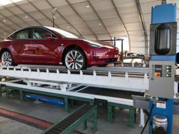 Tesla сглоби първата Model 3 с два мотора
