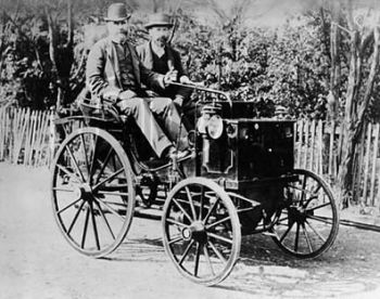 През 1895 г. е внесен първия Panhard et Levassor във Великобритания