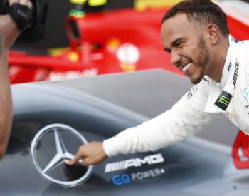Луис Хамилтън остава в Mercedes нови две години