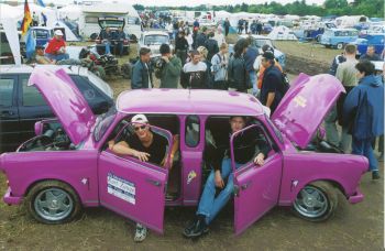 На днешната дата през 2001 г. поклоници на „Трабант” демонстрират атрактивна модификаци с два двигателя