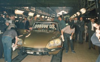 Четиринадесет години след дебюта си милионния Citroen DS е разигран на лотария