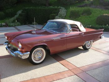 През 1957 г. на днешния ден е произведен последния двуместен Ford Thunderbird