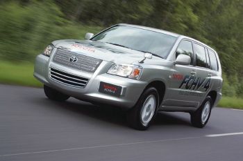 На днешния ден през 2002 г. е официалната премиера на водородната Toyota FCHV в САЩ