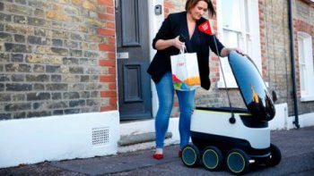 Автономно роботче на колела направи първата домашна доставка на храна
