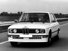 BMW M5 (E12)