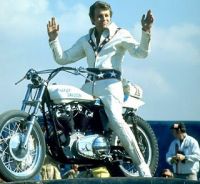 На днешната дата през 1971 известният каскадьор Evel Knievel поставя поредния си рекорд