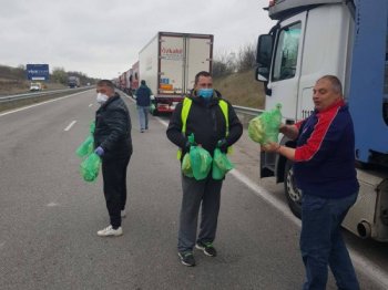 Храна, вода и предпазни средства за шофьорите на камиони на границата осигурява Съюза на международните превозвачи