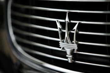 От 1926 г. насам официалната емблема на Maserati е легендарния тризъбец