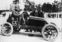 1903 г. Марсел Рено, брата на основателя на Renault загива в ралито Париж – Мадрид
