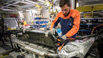Volvo Car Group си осигури доставка на литиево-йонни батерии за десет години напред