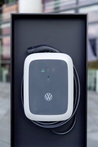 Volkswagen стартира доставките на зарядните си станции. Цените започват от 400 евро