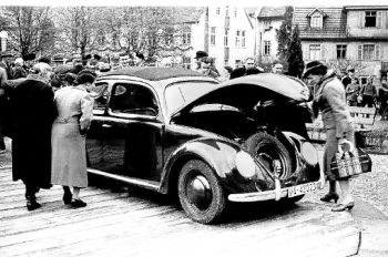 През далечната 1938 г. официално представят Volkswagen Kafer (Beetle)