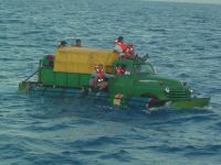 През 2003 г. 12 кубински имигранта бягат от режима „по вода” със стар американски пикап