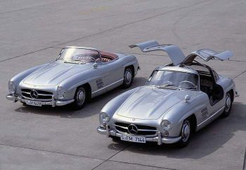 През 1954 г. започва производствoто на култовия Mercedes-Benz 300SL (W198 I)