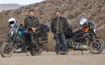 Юън Макгрегър и Чарли Борман с електрически Harley-Davidson в новото си LONG WAY UP приключение