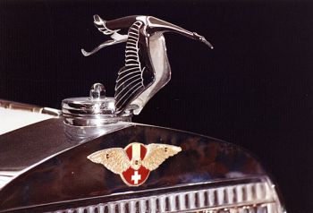 През 1917 г. култовата марка Hispano-Suiza получава своята емблема