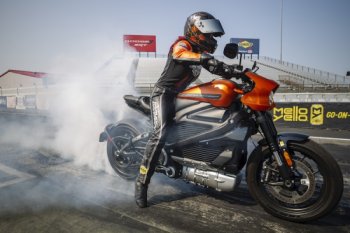 Електрическият Harley-Davidson LiveWire със световен рекорд на писта