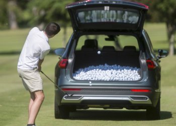 Колко топки за голф се събират в багажника на SEAT Tarraco (Видео)
