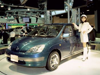 1995 г. Toyota представят официално концептуалния Prius