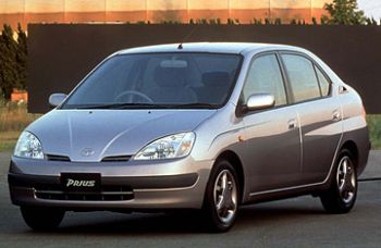 В Япония през 1997 г. на пазара излиза хибридът Toyota Prius